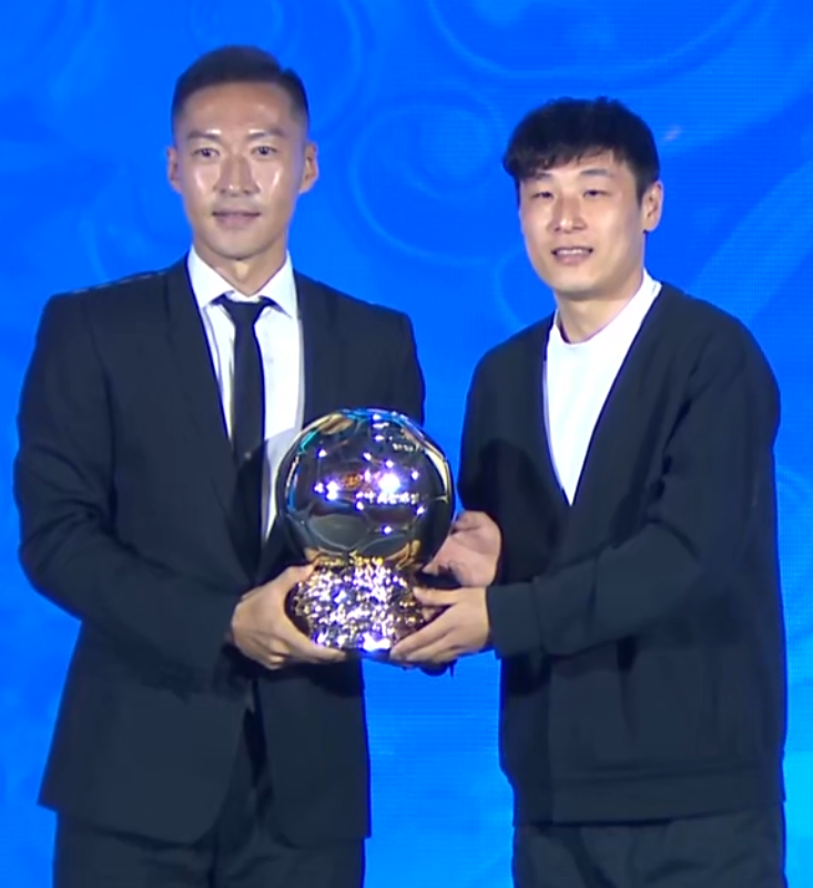 开云体育下载-中国金球奖感人一幕!五金王为双金王颁奖,吴曦:或是最后一奖